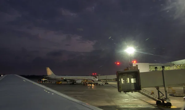 Самолет у терминала готов к взлету — стоковое фото