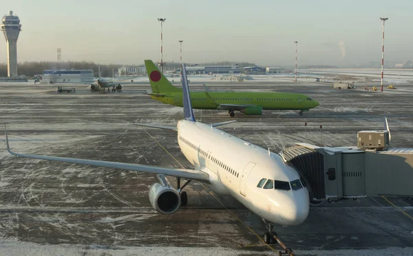 Airplane at the terminal gate ready for takeoff — Stock Photo, Image