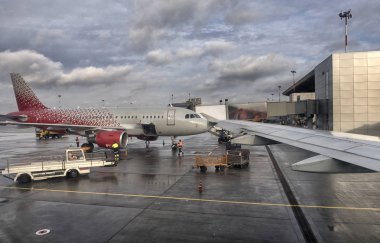 Uçak kalkışa hazır terminal kapısında