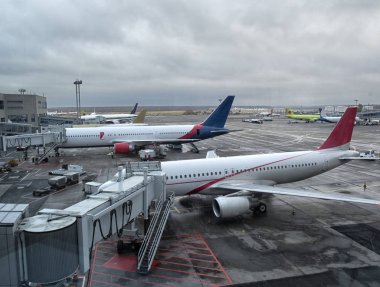 Uçak kalkışa hazır terminal kapısında