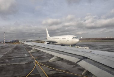 Uçak kalkışa hazır terminal kapısında