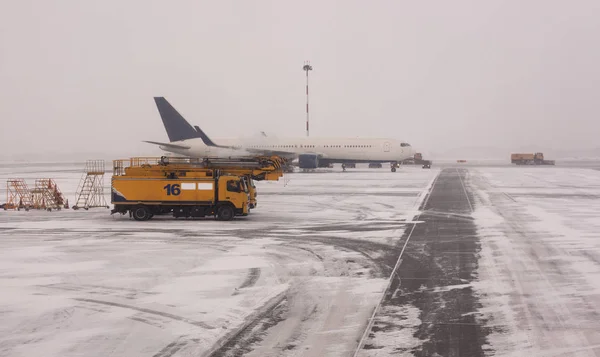 Airplane at the terminal gate ready for takeoff — Stock Photo, Image