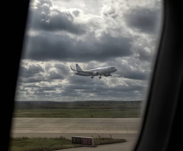 Avion à la porte d'embarquement prêt pour le décollage — Photo