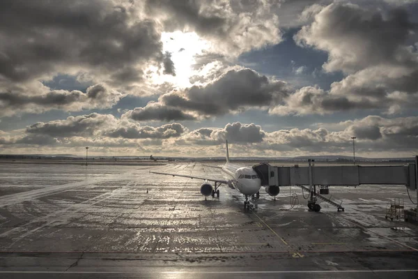 Flygplan på terminal grinden klar för start — Stockfoto