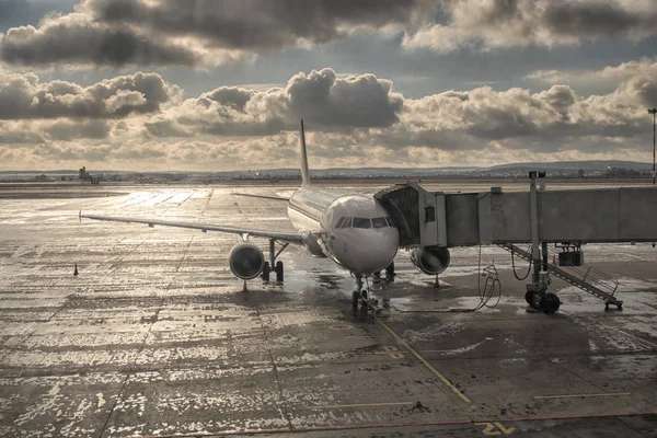 Aereo al gate del terminal pronto al decollo — Foto Stock