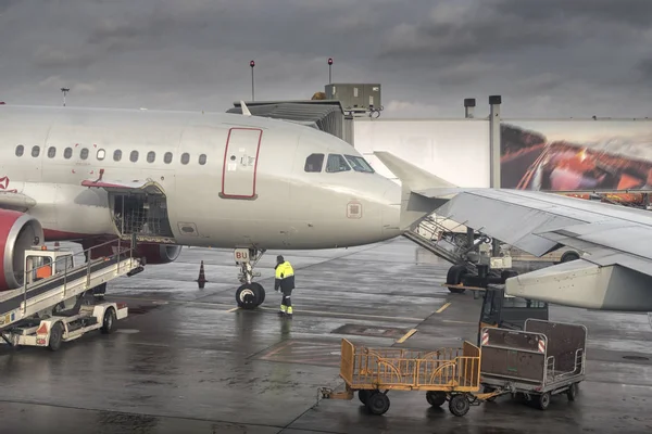 Airplane at the terminal gate ready for takeoff — Stock Photo, Image