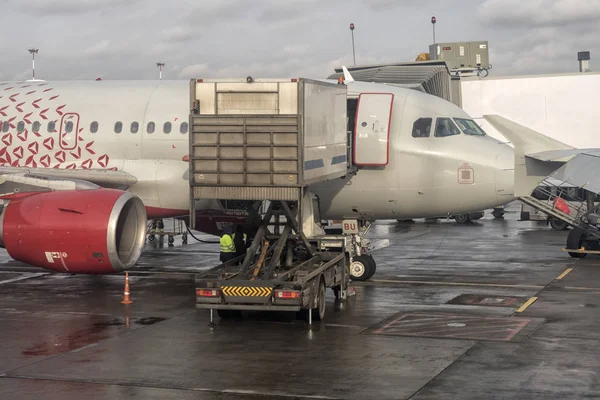 Airplane at the terminal gate ready for takeoff — Stock Photo, Image