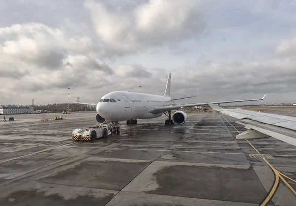 Airplane at the terminal gate ready for takeoff — Stock Photo, Image