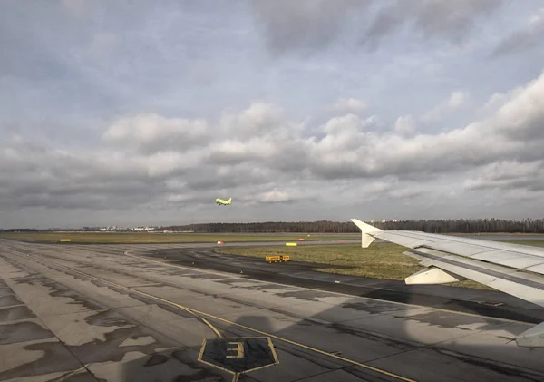 Airplane at the terminal gate ready for takeoff — Stock Photo, Image