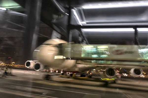 Samolot przy bramie terminala gotowy do startu — Zdjęcie stockowe