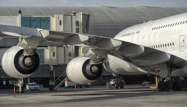 Airplane at the terminal gate ready for takeoff — Stock Photo, Image