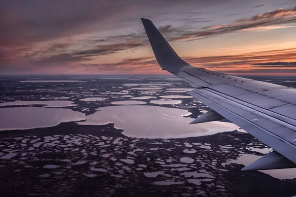 Aereo al gate del terminal pronto al decollo — Foto Stock