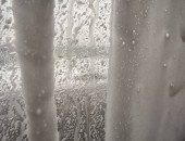Defokted repülőgépek megtekintheti üveg cseppek víz. Esőcseppek a repülőgép ablakán a kifutópálya mellett.