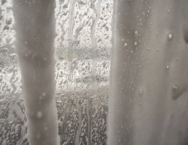 Aviões desfocados visualizam vidro com gotas de água. Gotas de chuva na janela do avião perto da pista . — Fotografia de Stock