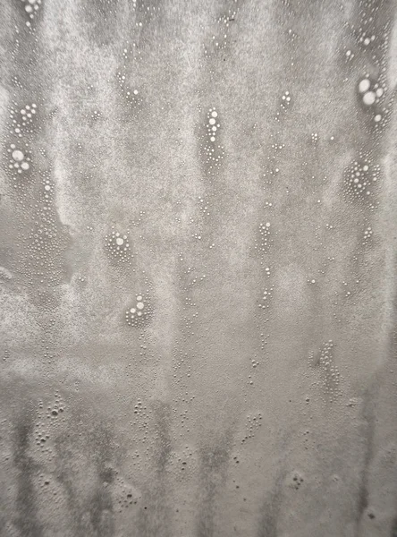 실패 한 비행기들은 유리를 물 한 방울로 본다. 활주로 옆 비행기 창문에 설치 된 빗방울들. — 스톡 사진