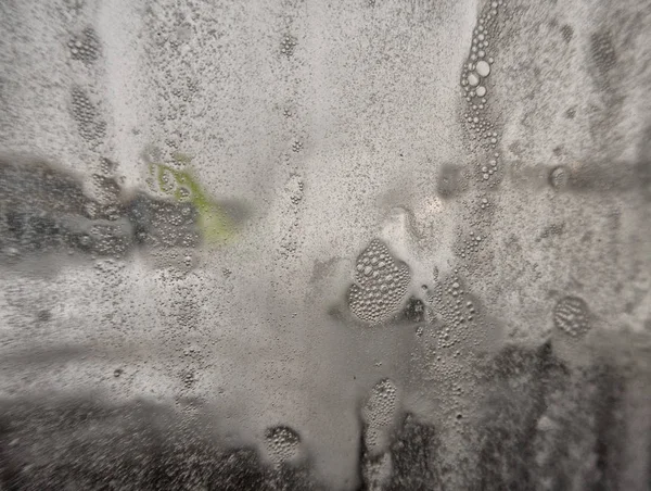 Aviões desfocados visualizam vidro com gotas de água. Gotas de chuva na janela do avião perto da pista . — Fotografia de Stock