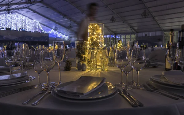 Ajuste de mesa de vacaciones de Navidad y Año Nuevo con champán . — Foto de Stock