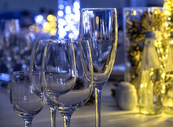 Vánoční a novoroční prázdninový stůl s šampaňským. — Stock fotografie