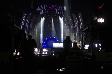 Konserden önce sahnede parlak, güzel bir ışık huzmesi.