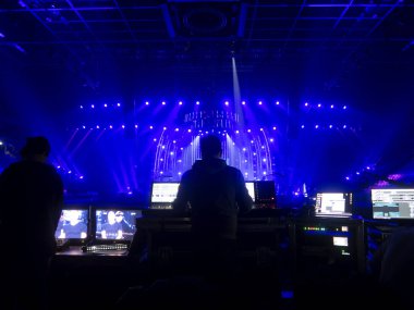 Konserden önce sahnede parlak, güzel bir ışık huzmesi.