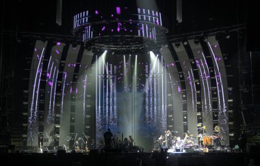Konserden önce sahnede parlak, güzel bir ışık huzmesi.