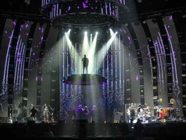 Konserden önce sahnede parlak, güzel bir ışık huzmesi.