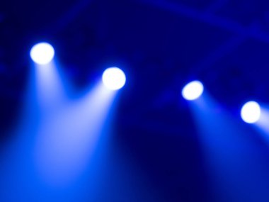 Konserden önce sahnede parlak, güzel bir ışık huzmesi.