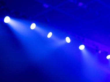 Konserden önce sahnede parlak, güzel bir ışık huzmesi.