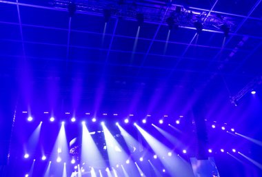 Konserden önce sahnede parlak, güzel bir ışık huzmesi.