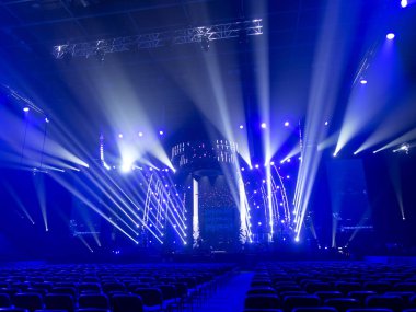 Konserden önce sahnede parlak, güzel bir ışık huzmesi.
