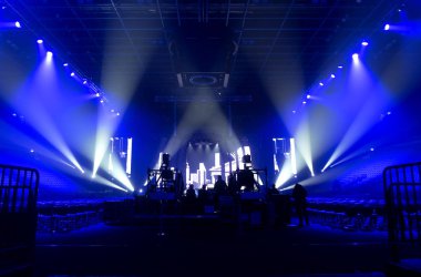 Konserden önce sahnede parlak, güzel bir ışık huzmesi.