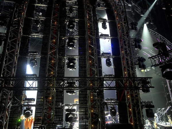Яркие красивые лучи света на сцене перед концертом . — стоковое фото