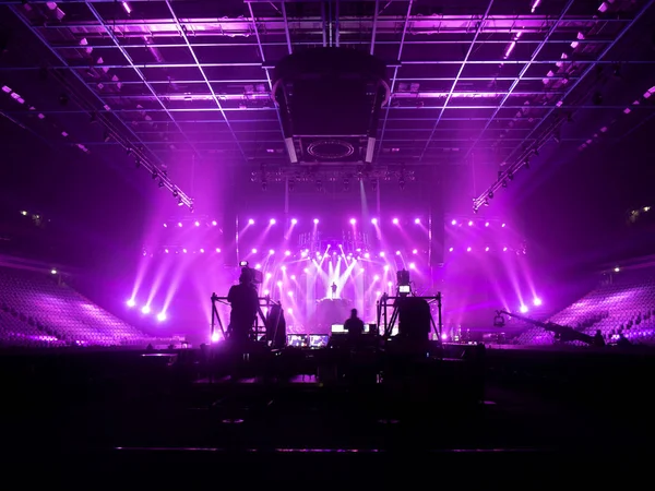 De beaux rayons lumineux sur une scène avant le concert . — Photo