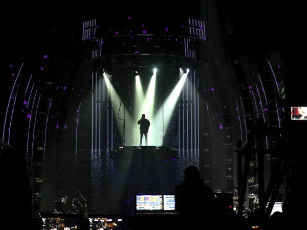 Belos raios de luz brilhantes em um palco antes do concerto . — Fotografia de Stock