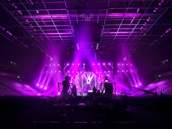 Fényes, gyönyörű fénysugarak a koncert előtti színpadon. — Stock Fotó