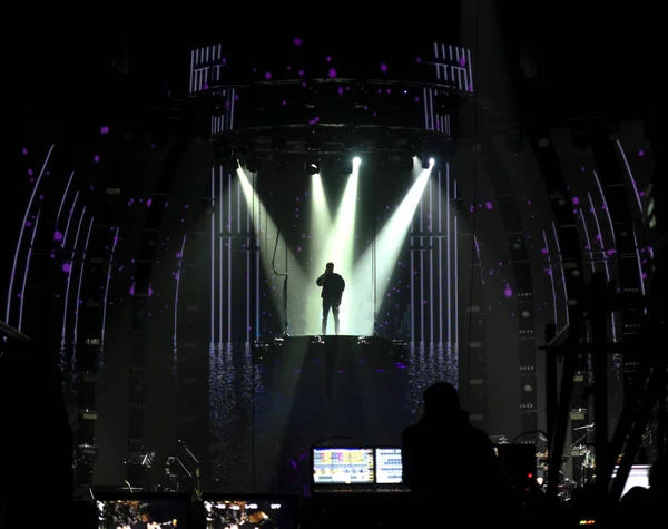 Raze luminoase de lumină pe o scenă înainte de concert . — Fotografie, imagine de stoc