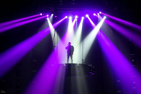 Brillantes rayos de luz en un escenario antes del concierto . —  Fotos de Stock