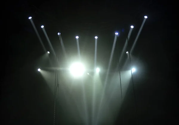 Strahlend schöne Lichtstrahlen auf einer Bühne vor dem Konzert. — Stockfoto