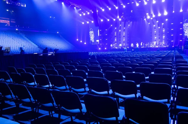 Bright beautiful rays of light on an stage before the concert. — Stock Photo, Image