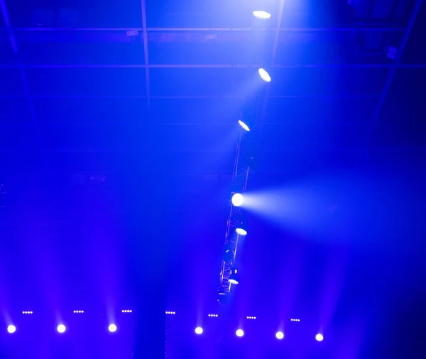 공연 전 무대에서 밝고 아름다운 빛 이비치고 있다. — 스톡 사진