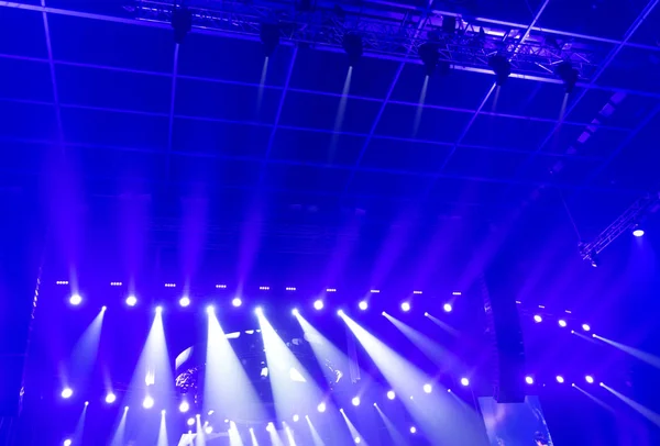 Kirkkaan kauniita valonsäteitä lavalla ennen konserttia . — kuvapankkivalokuva