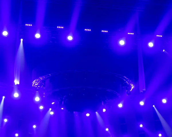 Bright beautiful rays of light on an stage before the concert. — Stock Photo, Image