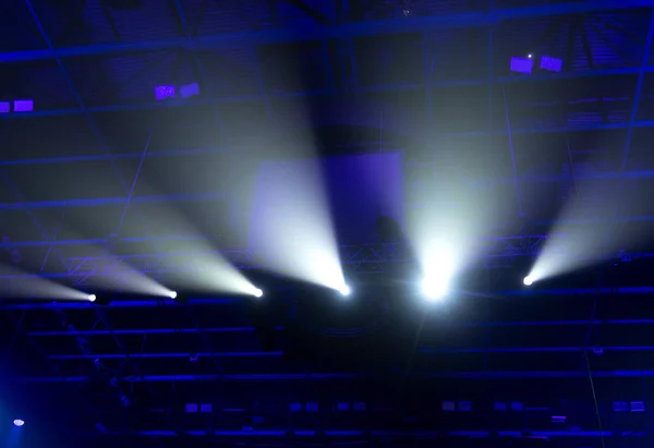 Fényes, gyönyörű fénysugarak a koncert előtti színpadon. — Stock Fotó