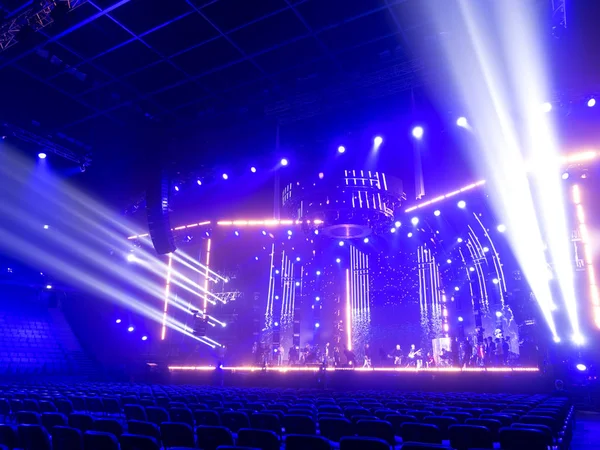 Bright beautiful rays of light on an stage before the concert. — Stock Photo, Image