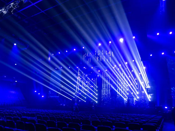 Bright beautiful rays of light on an stage before the concert. — Stock Photo, Image