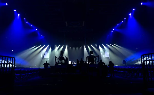 Bright beautiful rays of light on an stage before the concert. — Stockfoto