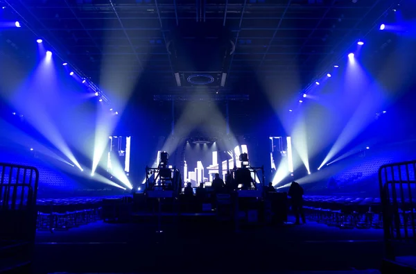 Bright beautiful rays of light on an stage before the concert. — Stock Photo, Image