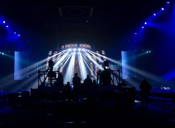 Φωτεινές όμορφες ακτίνες φωτός σε μια σκηνή πριν από τη συναυλία. — Φωτογραφία Αρχείου