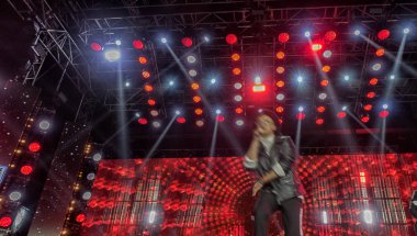 Konserden önce sahnede parlak, güzel bir ışık huzmesi.