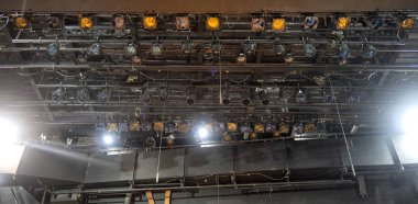 Tiyatro sahnesinin teknik ışıkları..